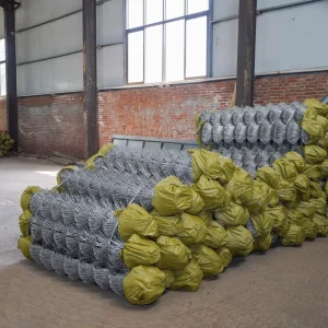 9-Gauge Galvanized Diamond Wire Mesh/PVC Vinyl Cyclone Chain Link Fence for Highway, Railway, and Temporary Use