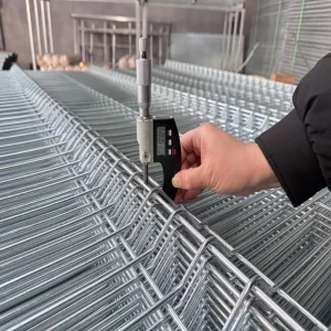 Factory Customized Waterproof 3D Welded Curved Wire Mesh Metal Fence Panels for Garden Security