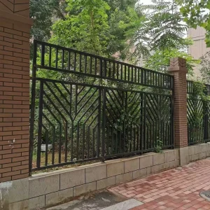 Galvanized Steel Tubular Fence with Painted Finish for Outdoor Rural Courtyard and School Use