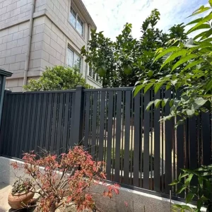 Modern Vertical Bar Aluminum Semi-Privacy Fence 6 Feet Custom Size Aluminum Slat Screen Fence for Homes, Villas, and Courtyards