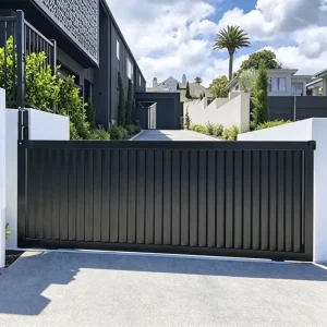 Outdoor Slatted Privacy Aluminum Fencing for Modern Yard